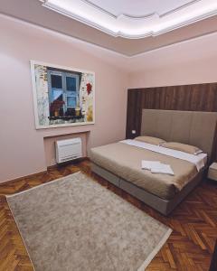 sypialnia z łóżkiem i oknem w obiekcie Vila Casablanca - Boutique Hotel & Restaurant w Szkodrze