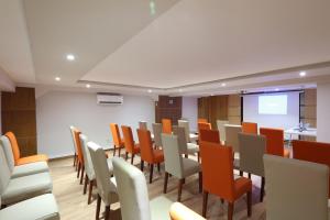 Silver Suites Hotel & Spa في الدار البيضاء: قاعة اجتماعات مع كراسي وشاشة عرض