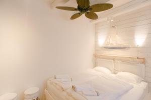 Een bed of bedden in een kamer bij Romantic Stone House Double room