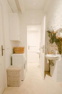 uma casa de banho branca com um lavatório e um WC em Romantic Stone House Double room em Kornic