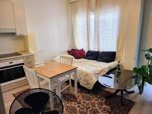- un salon avec une table et un canapé dans l'établissement Apartment near the Harbour, à Turku