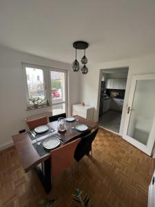 ein Esszimmer mit einem Tisch und Stühlen sowie eine Küche in der Unterkunft Zentrale 3 Zimmer Wohnung - Nähe Flughafen & Messe in Neuhausen auf den Fildern