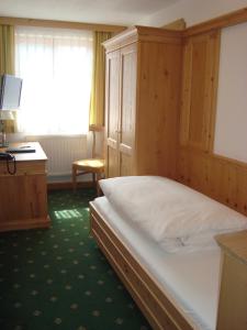 Ein Bett oder Betten in einem Zimmer der Unterkunft Gasthof & Hotel Jägerwirt