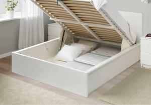Cette chambre comprend un grand lit blanc. dans l'établissement Klimt Business Grade All New Comfortable Apartment, à Belgrade