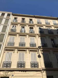 d'un grand bâtiment avec des balcons sur le côté. dans l'établissement HYPER CENTRE CLIM T2 NEUF - OLD PORT 1.5KM, à Marseille