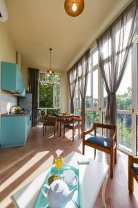 cocina y sala de estar con mesa y sillas en Villa Preziosa al Pizzo 3 km da Sorrento en Sant'Agnello