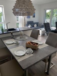 una mesa de comedor con platos y una cesta de comida en Schillig, Nordsee - Friesland - Wohnung - neu en Wangerland
