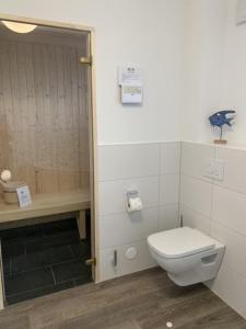 a bathroom with a toilet and a shower at Schillig, Nordsee - Friesland - Wohnung - neu in Wangerland