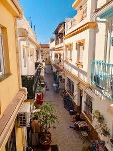 een uitzicht over een steeg tussen twee gebouwen bij Casita 10 Málaga, holiday home with roof terrace in Málaga