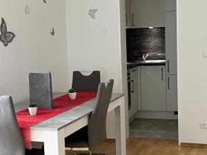 cocina y comedor con mesa y sillas en Ferienwohnung 11 Haus Feldbergblick, en Lenzkirch