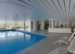 una gran piscina con techo azul en Ferienwohnung 11 Haus Feldbergblick, en Lenzkirch