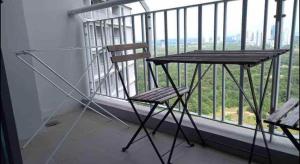 einen Stuhl auf dem Balkon in der Unterkunft Teega Suite - 5 mins from Legoland in Nusajaya