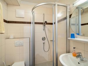 un bagno con doccia e lavandino di Apartment Weberbauer-2 by Interhome a Hollersbach im Pinzgau