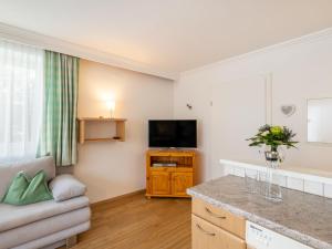 TV a/nebo společenská místnost v ubytování Apartment Weberbauer-2 by Interhome