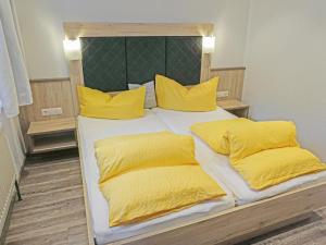 um quarto com uma cama com almofadas amarelas em Apartment Leiter-2 by Interhome em Sölden