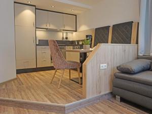 cocina y sala de estar con silla y sofá en Apartment Leiter-2 by Interhome, en Sölden