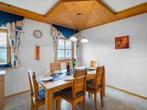 una sala da pranzo con tavolo e sedie in legno di Apartment Moderegg by Interhome a Moderegg