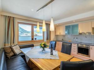 kuchnia i salon ze stołem i kanapą w obiekcie Apartment Weberbauer-1 by Interhome w mieście Hollersbach im Pinzgau