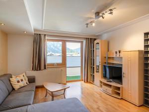 Telewizja i/lub zestaw kina domowego w obiekcie Apartment Weberbauer-1 by Interhome