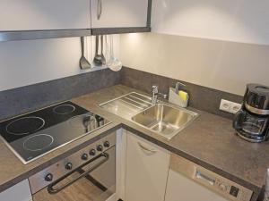 cocina pequeña con fregadero y fogones en Apartment Leiter-2 by Interhome, en Sölden