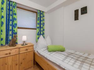Łóżko lub łóżka w pokoju w obiekcie Apartment Wieser by Interhome