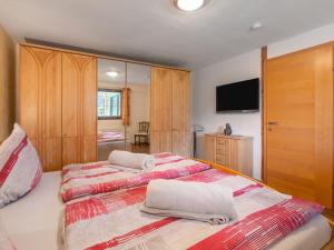 Łóżko lub łóżka w pokoju w obiekcie Apartment Wieser by Interhome