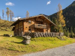 domek z bali na wzgórzu w górach w obiekcie Chalet Gnadenalm by Interhome w mieście Obertauern