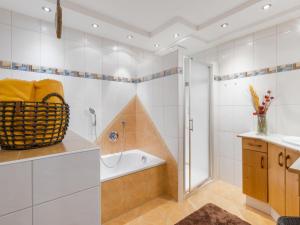 łazienka z prysznicem, wanną i umywalką w obiekcie Apartment Wieser by Interhome w mieście Spielbichl