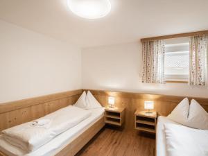 Łóżko lub łóżka w pokoju w obiekcie Chalet Gnadenalm by Interhome