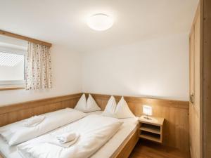 Łóżko lub łóżka w pokoju w obiekcie Chalet Gnadenalm by Interhome