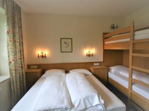 une chambre avec deux lits et un lit superposé dans l'établissement Apartment Rauter-1 by Interhome, à Mayrhofen