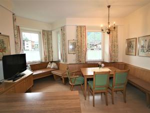 un salon avec une table et une télévision dans l'établissement Apartment Rauter-1 by Interhome, à Mayrhofen 30 autres photos
