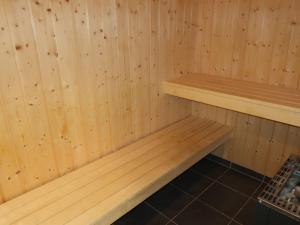 una sauna con 2 bancos de madera. en Holiday Home Holiday Vital Resort - GBE122 by Interhome en Großenbrode