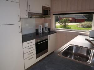 una cucina con un lavandino, un fornello e una finestra di Holiday Home Holiday Vital Resort - GBE101 by Interhome a Grossenbrode