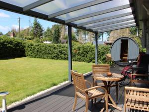 un patio con toldo, mesa y sillas en Holiday Home Caro by Interhome, en Kirburg