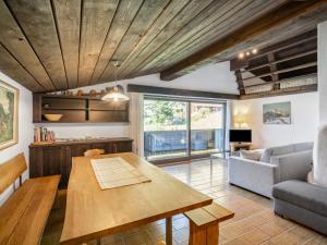 ein Wohnzimmer mit einem Holztisch und einem Sofa in der Unterkunft Apartment Kitzsteinhorn by Interhome in Winklerdörfl