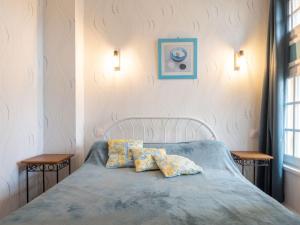 バルヌヴィル・カルトゥレにあるHoliday Home Tytisa N-1 - BCT402 by Interhomeのベッドルーム1室(枕2つ付)