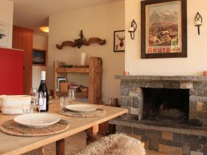 een woonkamer met een tafel en een open haard bij Apartment Armorial II - apt 2 by Interhome in Villars-sur-Ollon