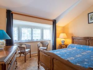 バルヌヴィル・カルトゥレにあるHoliday Home Tytisa N-2 - BCT405 by Interhomeのベッドルーム1室(ベッド1台、椅子、窓付)