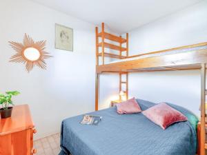 Giường tầng trong phòng chung tại Apartment Régina-2 by Interhome