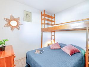 1 dormitorio con 1 cama con litera en Apartment Régina-2 by Interhome, en Sainte-Maxime