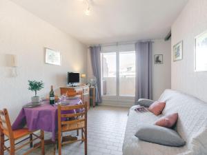 una sala de estar con una mesa y un sofá en Apartment Régina-2 by Interhome, en Sainte-Maxime