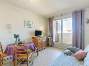 Una sala de estar con una mesa y un televisor. en Apartment Régina-2 by Interhome, en Sainte-Maxime 18 fotos más