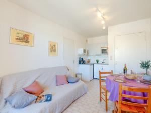 una sala de estar con un sofá y una mesa en Apartment Régina-2 by Interhome, en Sainte-Maxime