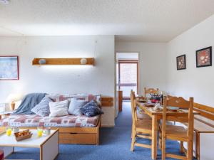 ein Wohnzimmer mit einem Bett und einem Tisch in der Unterkunft Apartment Lunik Orion-23 by Interhome in Le Corbier