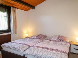 2 łóżka pojedyncze w pokoju z oknem w obiekcie Holiday Home Robinson by Interhome w mieście Machtlos
