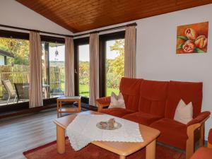 uma sala de estar com um sofá e uma mesa em Holiday Home Robinson by Interhome em Machtlos