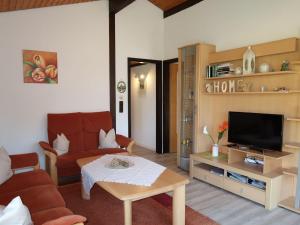 uma sala de estar com um sofá e uma televisão em Holiday Home Robinson by Interhome em Machtlos