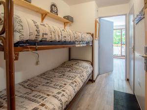 Cette chambre comprend 2 lits superposés dans un couloir. dans l'établissement Apartment Chalets du Soleil-21 by Interhome, à Les Deux Alpes