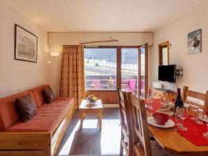 - un salon avec un canapé et une table dans l'établissement Apartment Les Tommeuses - Val Claret-2 by Interhome, à Tignes
